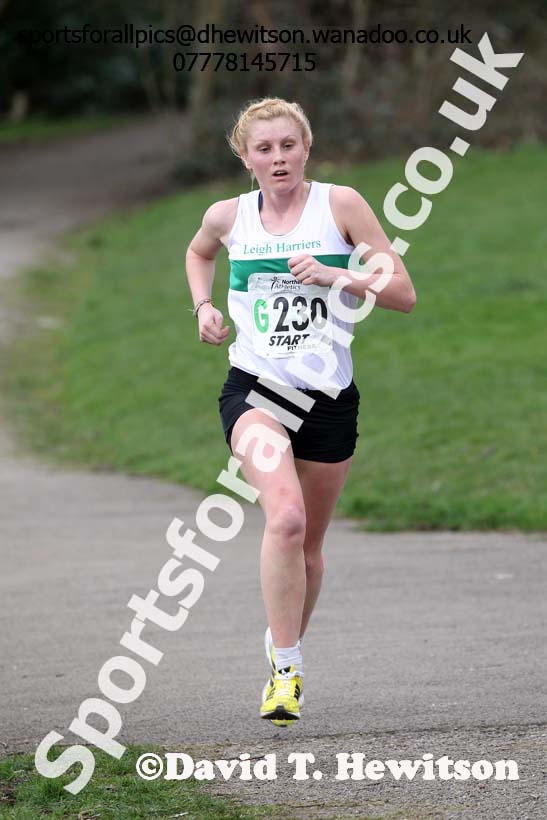 Laura Riches (Leigh) on the 5th leg of the senior womens 6 stage relay, 2014 Northern 12 and 6 Stage Relays, Heaton Park, Manchester. Photo: David T. Hewitson/Sports for All Pics